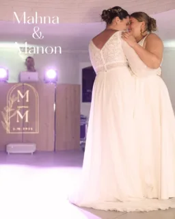 ✨ Mariage de Mahna & Manon – Mai 2025 ✨
C’est dans l’écrin verdoyant du Clos du Grand Val que Mahna et Manon ont célébré leur amour, entourées de leurs proches, sous un ciel de mai chargé d’émotions.
💍 Une cérémonie laïque pleine de tendresse et de rires a donné le ton à cette journée unique.
📸 Notre photobooth a immortalisé les plus beaux sourires, les regards complices et les fous rires partagés.
🎉 Des jeux soigneusement préparés ont rythmé le repas, rassemblant petits et grands autour de moments de partage.
🎶 Puis la magie a continué sur la piste de danse, jusqu’au bout de la nuit, avec une ambiance à leur image : douce, festive, inoubliable.
Merci pour votre confiance, votre énergie et votre bienveillance.
Nous avons été honorés de contribuer à ce chapitre de votre histoire. 💖
Félicitations à Mahna & Manon 🔥
🚨 Photos de la publication @svsound
⛪️ : @closdugrandval
🍽️ : @globetraiteur
📸 : @svsound
________________________________________________
DJ SvSound
📞 06 30 76 21 40
📧 svsound@outlook.com
📌 Bretagne