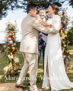 ✨ Mariage de Margaux & Alexandre ✨Une journée inoubliable au magnifique Domaine de Kerenez à Loctudy 💍🇫🇷🇬🇷🎶 Lors de la cérémonie laïque, quelques notes de musique en live ont apporté une touche d’émotion, créant un moment suspendu.
💃 Entrée en salle rythmée par Easy Love de Sigala, ambiance assurée dès le début !
Tout au long du repas, nos animations ont ponctué la soirée : notre photobooth et le livre d’or pour offrir à nos mariés des souvenirs uniques et authentiques 📸✨🍾 La traditionnelle fontaine de champagne a lancé les festivités, suivie de la première danse qui a ouvert la piste pour une soirée dansante caliente 🔥Musique pour toutes les générations… et un petit détour par le sirtaki pour honorer les origines grecques d’Alexandre 💙
Une fête pleine de sourires, d’énergie et de moments mémorables pour célébrer l’amour ❤️Félicitations à Margaux & Alexandre ! 🔥🚨 Merci à @litchisauvage pour les superbes photos de la publication📍 : domaine de Kerenez
🍽 : @lesjardinsduprieure
📷 : @litchisauvage#svsound #djbreton #djmarriage #djloctudy #domainezekerenez #weddingdj #weddingfrance #mariagefrancogrec #mariagebreton #soireemariage #weddingmusic #djset #photoboothmariage #livredormariage #fontainedechampagne #premieredance #sirtaki #weddingvibes #love #weddingparty #mariagebretagne #loctudy #kerenez