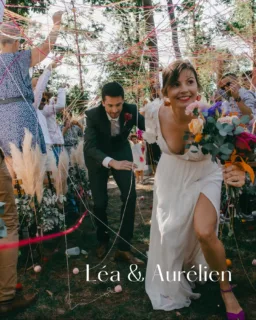 ✨Mariage de Léa & AurélienEnsemble depuis plusieurs années, Léa et Aurélien ont choisi de sceller leur union entourés de leurs proches dans une ambiance vitaminée🎨🌸Le thème ? La couleur, et il faut dire que le pari est plus que réussi 🌺💜💛
Léa rêvait d’une décoration « instagrammable », et au vu des photos missions…accomplie !💍 Une cérémonie laïque, pleine d’émotions, sublimée par des témoins survoltés a donné le ton : rires, larmes et beaucoup d’amour.
✨Le rituel de la laine a marqué la sortie des mariés avec poésie et symbolisme.🥂Place ensuite au vin d’honneur et au repas ponctuée de belles animations musicales.
🍾La traditionnelle fontaine de Champagne ailluminée l’extérieur avant de lancer la soirée.
✨L’ouverture de bal sur des rythmes latinos a ambrasé la piste et donner le coup d’envoi d’une nuit pleine de fêtes et de sourire.Félicitations à Léa & Aurelien ! 🔥🚨: photos de la publication de 1 à 7 Thomas Langouet
Photos de 8 à 19 @svsound📍 : @labellefolie.ploemel
🍽️ : @k5lorient
📸 : Thomas Langouet________________________________________________
DJ SvSound
📞 06 30 76 21 40
📧 svsound@outlook.com
📌 Bretagne#mariage #deejay #danse #wedding #ploemel #pistededanse #decoration #couleurs #ceremonielaïque #deejays