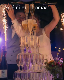 📆 Pour prolonger encore un peu la saison, il y a quelques mariages qu’on souhaite vous présenter.✨ Noémi & Thomas
Le 19 juillet, nous avons eu le plaisir d’accompagner le mariage de Noémi & Thomas à la Cour de Bovrel (Saint-Guyomard).
Une journée magique du début à la fin 💍
Après une entrée en salle sur ABBA et des discours remplis d’émotions 🎤, leurs invités leur avaient préparé une belle surprise : une chanson écrite spécialement pour eux et chantée sur l’air de “Aux Champs-Élysées” 🎶
Mais pour ces animations, les mariés et leurs proches se sont affrontés lors d’un quiz interactif avec nos buzzers 🎲, dans une ambiance fun.
Et pour clôturer la soirée, Noémi & Thomas ont ouvert le bal avec une valse… rapidement rejoints par leurs 200 invités qui se sont élancés sur la piste avec eux 💃
Un instant de partage intense, rempli d’énergie, qui restera gravé dans les mémoires.
Merci aux mariés pour leur confiance et bravo à tous leurs proches pour avoir contribué à une atmosphère aussi festive et chaleureuse ✨
Félicitation a Noémi et Thomas 🔥
📸 Photos @djsvsound
🍽️ @lesrivesgourm
⛪️ @la_cour_de_bovrel
#Mariage2025 #WeddingBretagne #SvSound #DJmariage #WeddingParty #WeddingInspiration #OuvertureDeBal #AnimationMariage #FuméeLourde #FontaineDeChampagne #WeddingDecor #SoiréeInoubliable #WeddingDJ________________________________________________
DJ SvSound
📞 06 30 76 21 40
📧 svsound@outlook.com
📌 Bretagne