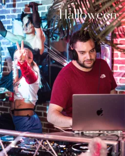 🎃 Soirée Halloween au Factory : un succès monstrueux !🕸️
Vous étiez nombreux à répondre présents, et comme promis, la déco était à glacer le sang… 👻
Merci à tous pour vos déguisements terrifiants et ultra créatifs, on s’est régalés !
Découvrez vite les photos de vos looks les plus effroyables 🔥📸On se retrouve très bientôt pour de nouveaux frissons… ou de belles soirées 😉
À la prochaine !______________________________________________
DJ SvSound
📞 06 30 76 21 40
📧 svsound@outlook.com
📌 Bretagne#HalloweenParty #SoiréeFactory #DéguisementsHalloween #SvSound #DJSet #Nightlife #EventBretagne