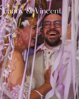 ✨ 15 août 2025 ✨
Après avoir fait des anniversaires pour la famille de Fanny, voici un autre grand événement LE MARIAGE :
Fanny & Vincent se sont dit OUI !
Une journée remplie d’amour, de rires et de moments inoubliables, de la cérémonie à l’église jusqu’à la dernière danse 🕺💃
Une jolie musique écrite pour nos mariés après l’entrée en salle.
Une ouverture de bal pleine d’émotions avec Mike Brant et l’Hymne à l’amour, des animations fun, une ambiance survoltée, et plus de 250 invités conquis 🎉
Merci à Fanny et Vincent de nous avoir fait confiance pour les accompagner dans ce grand jour 💖
Photobooth, étincelles, fumée lourde, musique… on a sorti le grand jeu pour donner vie à leurs rêves !
Encore toutes nos félicitations aux jeunes mariés 👰🤵
🚨: Photos de la publication @djsvsound
🍽️ : @le_gwenestan_traiteur_bretagne
🎶 & 📸 : @SvSound________________________________________________
DJ SvSound
📞 06 30 76 21 40
📧 svsound@outlook.com
📌 Bretagne
Que l’amour qui vous unit continue de faire danser vos cœurs pour la vie ❤️
#Mariage #WeddingDay #FannyEtVincent #DJWedding #SvSound #Fête #Amour #Crédin #AnimationMariage #Photobooth #wedding2025