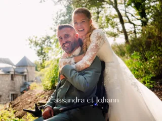 ✨ Mariage de Cassandra & Johann
Il nous reste quelques mariages à vous partager avant de finir l’année.
Un joli week-end de fin d’été, direction le Moulin de Saint-Yves pour accompagner Cassandra & Johann dans leur journée incroyable 🤍
Un mariage rempli d’énergie, d’émotions… et de sacrées surprises !
150 invités, une salle pleine à craquer, un cocktail porté par Petit Biscuit, Elvis, C2C, Parov Stelar ou encore Bakermat… De quoi lancer les festivités comme il se doit 😍
L’entrée en salle s’est faite sur Sarah – Perché te amo & Caroline Marquez, avec une ambiance de folie dès les premières secondes.
Le gâteau ? Freed From Desire évidemment 🔥
Et l’ouverture de bal… une battle légendaire sur Rock This Party, suivie d’un discours surprise de nos de deux mariés 🥹✨Côté animations :
• Arrivée surprise du témoin de Johann en Jojo fantaisie (cf photo)
• Diaporama
• Battle de danseOptions en vue : photobooth, livre d’or audio, étincelles froides & 1h supp’ pour faire durer la fête jusqu’au bout de la nuit ✨
Un grand merci à Nina, la photographe, pour sa présence et son regard artistique 📸
Une journée rythmée, pleine de bonne humeur et de moments uniques.
Hâte de revivre ça très vite sur vos prochains événements ❤️📸 Photographe : @nina.pontida.pro
🍽️ Traiteur & domaine : @domainemoulindesaintyves#mariage2025 #WeddingBretagne #SvSound #DJmariage
________________________________________________
DJ SvSound
📞 06 30 76 21 40
📧 svsound@outlook.com
📌 Bretagne