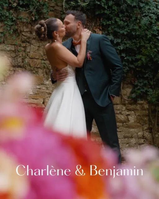Dernier mariage de 2025
✨  Charlène & Benjamin
Quelle émotion de vous accompagner pour ce grand jour 💛 Après l’anniversaire de Charlène en 2023, c’est avec un immense plaisir que nous avons retrouvé une famille que l’on connaît bien : unie, festive et toujours partante pour mettre le feu 🔥Au programme : ✨ Étincelles froides pour les moments forts 💡 Mise en lumière architecturale du lieu 💨 Fumée lourde pour une ouverture de bal pleine d’émotion 🎤 Cérémonie laïque sonorisée 📸 Photos de soirée 🎧 Et une piste de danse qui n’a jamais refroidi 
Des entrées marquantes, une fontaine de champagne explosive, un opening de bar mémorable et une ambiance taillée sur-mesure, à l’image de Charlène & Benjamin 🥂 
Merci pour votre confiance, votre énergie et cette journée remplie de sourires ❤️ Encore tous nos vœux de bonheur ✨   ⛪️ : @les_cotonnades  🍽️ : @lesjardinsduprieure
🎥 : @camara.lorient  🎶 : @djsvsound 💬 Dites-nous en commentaire votre moment préféré (entrée, ouverture de bal, fontaine de champagne ?) 📩 Envie d’une ambiance comme celle-ci pour votre événement ? Écrivez-nous en DM#Mariage #DJMariage #MariageBretagne #soirée