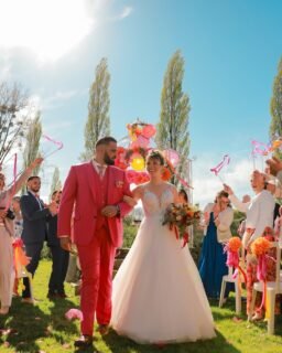 ✨ Axelle & Benjamin
Premier mariage de 2026
Une journée comme on les aime… remplie d’émotion, de rires et d’une énergie incroyable du début à la fin 💛
Tout a commencé à Baud une arrive dans une jolie 2 chevaux des bolides de tata, une belle cérémonie laïque en extérieur, officiée par une amie proche. Un moment sincère, chargé d’amour, entouré de leurs proches 🌿
 Après une séance photo rythmée et conviviale, place au vin d’honneur : une ambiance élégante portée par les sonneurs, puis on rentre en piste avec des notes de Barry White pour accompagner les échanges, les rires et les premiers verres levés 🥂
La soirée a ensuite pris une toute autre dimension…  Des discours touchants, des animations qui ont fait participer toute la salle, et une montée en puissance progressive jusqu’aux moments les plus attendus 🔥
L’ouverture de bal ? Un vrai show. Une entrée digne de Danse avec les Stars, suivie de Longtemps d’Amir… avant de laisser place à une battle de danse totalement déchaînée 💃
 Le ton était donné : la piste n’allait plus jamais se vider.
Entre une fontaine de champagne mémorable, une ouverture de bar survoltée, et un dessert présenté en extérieur accompagné d’un feu d’artifice surprise 🎆… chaque instant a marqué les esprits.Une ambiance sur-mesure, à leur image : festive, généreuse et pleine de vie ❤️
Merci pour votre confiance et pour cette journée incroyable à vos côtés ✨ On vous souhaite encore tout le bonheur du mondeMerci à @nadege_rv pour les photos des pages 1/2/5/7/9  ⛪️ : #closdugrandval
🍽️ : @globetraiteur
🚗 : @lesbolidesdetata
📸 : @nadege_rv  
🎶 : @djsvsound
 
💬 Dites-nous en commentaire votre moment préféré (ouverture de bal, fontaine de champagne, feu d’artifice ?) 📩 Envie d’une ambiance comme celle-ci pour votre événement ? Écrivez-nous en DM
