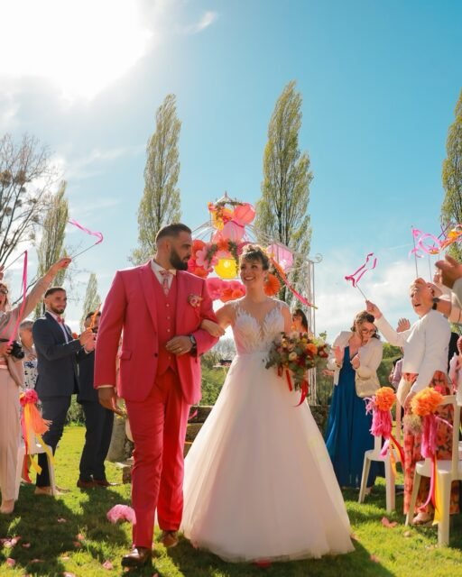 ✨ Axelle & Benjamin
Premier mariage de 2026
Une journée comme on les aime… remplie d’émotion, de rires et d’une énergie incroyable du début à la fin 💛
Tout a commencé à Baud une arrive dans une jolie 2 chevaux des bolides de tata, une belle cérémonie laïque en extérieur, officiée par une amie proche. Un moment sincère, chargé d’amour, entouré de leurs proches 🌿
 Après une séance photo rythmée et conviviale, place au vin d’honneur : une ambiance élégante portée par les sonneurs, puis on rentre en piste avec des notes de Barry White pour accompagner les échanges, les rires et les premiers verres levés 🥂
La soirée a ensuite pris une toute autre dimension…  Des discours touchants, des animations qui ont fait participer toute la salle, et une montée en puissance progressive jusqu’aux moments les plus attendus 🔥
L’ouverture de bal ? Un vrai show. Une entrée digne de Danse avec les Stars, suivie de Longtemps d’Amir… avant de laisser place à une battle de danse totalement déchaînée 💃
 Le ton était donné : la piste n’allait plus jamais se vider.
Entre une fontaine de champagne mémorable, une ouverture de bar survoltée, et un dessert présenté en extérieur accompagné d’un feu d’artifice surprise 🎆… chaque instant a marqué les esprits.Une ambiance sur-mesure, à leur image : festive, généreuse et pleine de vie ❤️
Merci pour votre confiance et pour cette journée incroyable à vos côtés ✨ On vous souhaite encore tout le bonheur du mondeMerci à @nadege_rv pour les photos des pages 1/2/5/7/9  ⛪️ : #closdugrandval
🍽️ : @globetraiteur
🚗 : @lesbolidesdetata
📸 : @nadege_rv  
🎶 : @djsvsound
 
💬 Dites-nous en commentaire votre moment préféré (ouverture de bal, fontaine de champagne, feu d’artifice ?) 📩 Envie d’une ambiance comme celle-ci pour votre événement ? Écrivez-nous en DM