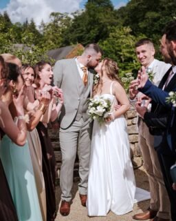 ✨ Retour sur un magnifique mariage au Moulin de Saint-Yves
Nous avons eu le plaisir d’accompagner nos mariés pour cette belle journée entourés de leurs 70 invités. 💍🤍Au programme : cocktail animé puis soirée avec quiz avec buzzers, photobooth, émotions et une piste de danse enflammée jusqu’à 4h du matin ! 🎉
Une ambiance élégante aux tons beige, nude et rosé, de beaux moments de partage et une ouverture de bal pleine de surprises (✨💨)
📸 Merci à Didier Ropers pour les photos de l’événement. C’est toujours un plaisir de croiser sa route sur les mariages et de pouvoir partager son travail à travers nos publications.
🚨©️photo de la page 1 à la 11
Un grand merci aux mariés pour leur confiance. Nous leur souhaitons beaucoup de bonheur pour la suite de leur aventure. ❤️Félicitation à Juliette & Michael ! 🔥
Option : Photobooth, étincelles, buzzer
📸 : @didierropers.photo
💒 : @domainemoulindesaintyves
🍽️ : Moulin de St-Yves
🎶 : @djsvsound
━━━━━━━━━━━━━━━
🎧 SvSound
📞 06 87 39 27 62
🌐 www.djsvsound.com
📧 contact@djsvsound.com
#MariageBretagne #DJMariage #Photobooth #AnimationMariage