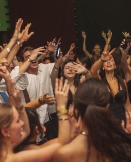 🎓✨ Retour sur le bal de fin d’année du Lycée Dupuy de Lôme ! ✨🎓
Les grandes vacances étant la, on voulait souhaiter bonne route à la promo 2026, revivre cette incroyable soirée du 7 juin ! 🌴☀️De 19h30 à 23h30, les élèves ont profité d’une ambiance de folie avec une programmation musicale qui a fait danser tout le monde : des plus grands hits généralistes à l’électro, sans oublier le shatta ! 🔥🎶
📸 Notre photobooth a rencontré un véritable succès tout au long de la soirée, offrant de nombreux souvenirs à chacun.
✨ Les étincelles froides sont venues sublimer les temps forts de la soirée, notamment lors de l’élection du Roi 👑 et de la Reine 👑 du bal.
Un grand merci au Lycée Dupuy de Lôme pour sa confiance et bravo à tous les élèves pour leur énergie et leur bonne humeur ! ❤️