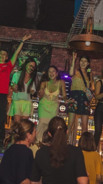 Nos soirées @mamanvadanser_lorient ? L’ambiance était éclatée...
Personne ne danse, personne ne chante, pas grand monde...
Non sérieusement, les images parlent d’elles-mêmes, on vous attend une nouvelle fois nombreuses et on vous prépare beaucoup de surprises ! 🎁📅 Vendredi 4 septembre — 19h à 1h 📍  @labaleinelorient, Lorient 👩 Ouvert à toutes les femmes, mamans ou non 
Et pour cette 7ᵉ édition : Maman va danser… et Maman va chanter. 🎤💃
#MamanVaDanser #Lorient #LaBaleine #Karaoké
