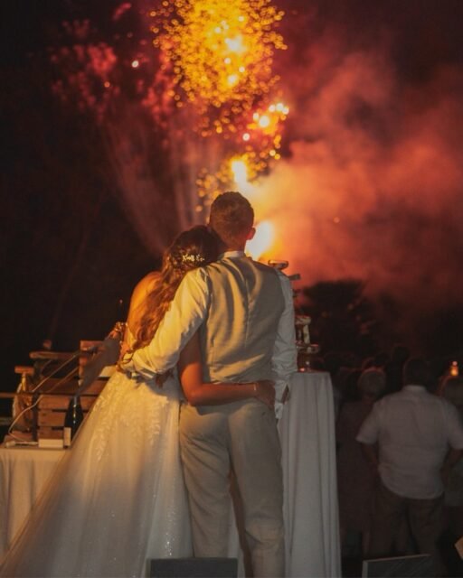 ✨ Claire & Jordan — Une soirée pleine de surprises 🤍 
Une magnifique journée pour célébrer Claire & Jordan, entourés de leurs proches au Clos du Grand Val. 🥂💍 
Après une belle cérémonie laïque et un vin d’honneur placé avec très tôt beaucoup d’ambiance avec la présence de @lexbak.sax , la soirée s’est poursuivie entre repas, animations, discours, notre photobooth et bien sûr… une piste de danse qui n’a pas tardé à s’enflammer ! 🔥 
Mais le moment qui a marqué tous les esprits est arrivé au moment du dessert… 🎂✨ Direction l’extérieur pour servir le gâteau, sous les regards de tous les invités.
Et alors que tout le monde profitait de ce moment, le feu d’artifice a été lancé directement après le gâteau ! 🎆 
Un véritable effet « waouh »… et surtout une surprise totale pour les invités, qui ne s’attendaient absolument pas à voir le ciel s’illuminer juste après le dessert. ❤️ 
Un moment suspendu, plein d’émotion, avant de retourner ouvrir le bal et faire la fête jusqu’au bout de la nuit ! 🕺💃 
Merci à Claire & Jordan pour leur confiance et pour cette magnifique soirée. 🤍
Tous nos vœux de bonheur aux jeunes mariés ! 🥂✨ 
#WeddingDJ #MariageBretagne #dj #mariage   ✨ Les prestataires de cette belle journée :
🍽️ : @globetraiteur
💒 : @leclosdugrandval
📽️ : @jeromekochfilms
📸 : @alexvidalphotographe  🎷 : @lexbak.sax   🚨Photo de la publication : @svsound
🎧 : Sonorisation, éclairage, DJ,photobooth : DJSVSound
