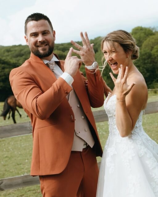 💍 Maïwenn & PierreRetour sur le mariage de Maïwenn & Pierre au Domaine des Cavaliers à Guidel ! 🤍
Après une belle cérémonie et un vin d’honneur convivial, les invités se sont retrouvés pour une soirée placée sous le signe du partage… et surtout de la fête !Une belle ambiance dès l’entrée des mariés dans la salle, des surprises préparées par les témoins, quelques animations qui ont bien fait rire tout le monde, et évidemment beaucoup de moments à immortaliser entre amis et en famille.La soirée s’est ensuite accélérée avec les différents temps forts du repas, avant de laisser progressivement toute la place à la piste de danse. 🎶Au programme musical : une Battle de danse pour ouvrir le dancefloor, des années 80/90/2000 jusqu’aux sons actuels, de l’électro, quelques incontournables à chanter tous ensemble… avec juste ce qu’il fallait pour garder tout le monde sur la piste jusqu’au bout de la nuit. 🕺💃Et entre le photobooth, le livre d’or audio, les surprises et les différents moments de la soirée, chacun est reparti avec son lot de souvenirs.
Merci à Maïwenn & Pierre pour leur confiance et pour cette très belle soirée ! 🥂Félicitaiton a Maiwenn et Pierre! 🥂  ✨ Les prestataires de cette belle journée
 🪄 : @123jolievent (décoration)
🍽️ : @globetraiteur
💒 : @domainedescavaliers
📽️ : @romymakesphotos
📸 : @romymakesphotos ➡️ Merci pour les photos 🔥
   🚨Photo de la publication : de 12 à 20 @djsvsound
🎧 : Sonorisation, éclairage, DJ,photobooth : @djsvsound#mariagebretagne #djbretagne #mariage