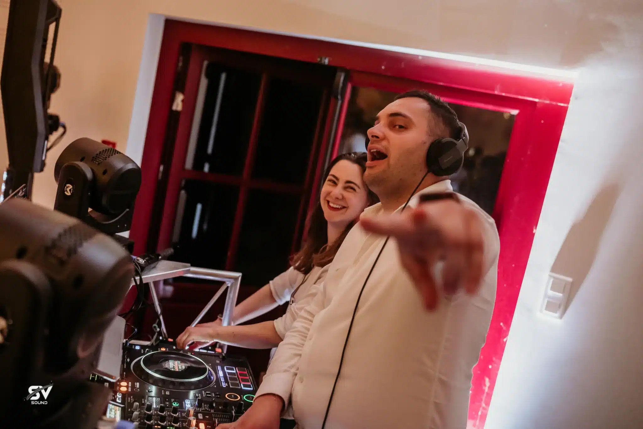 Dj svsound mixant pendant un mariage